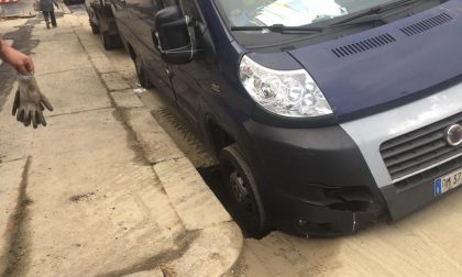 Un furgone incastrato nell'asfalto: nuova voragine in strada Settimo