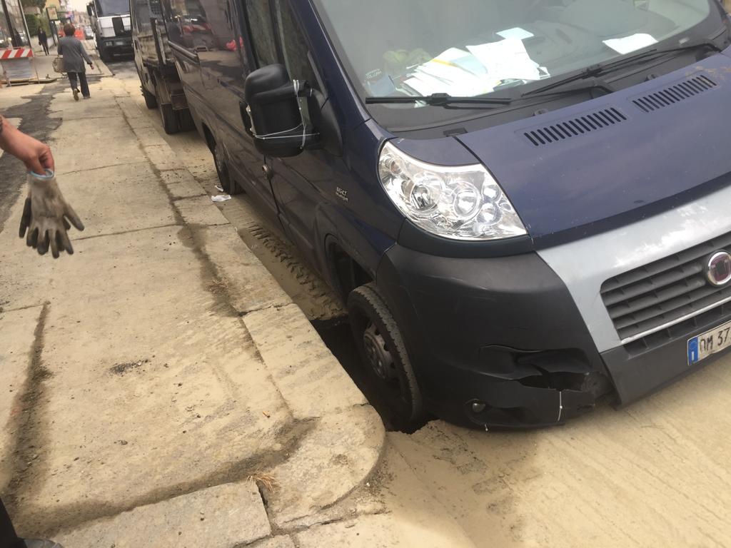Un furgone incastrato nell’asfalto: nuova voragine in strada Settimo