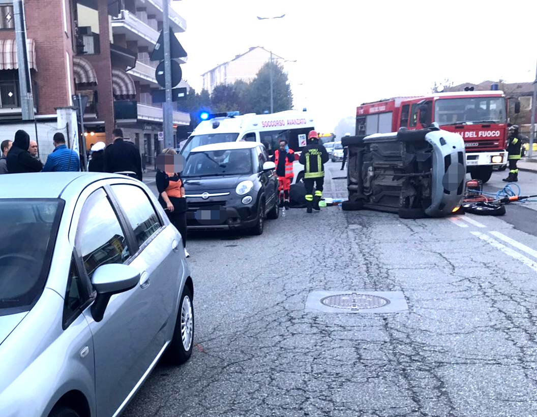 Auto ribaltata in via Milano, ferita una donna