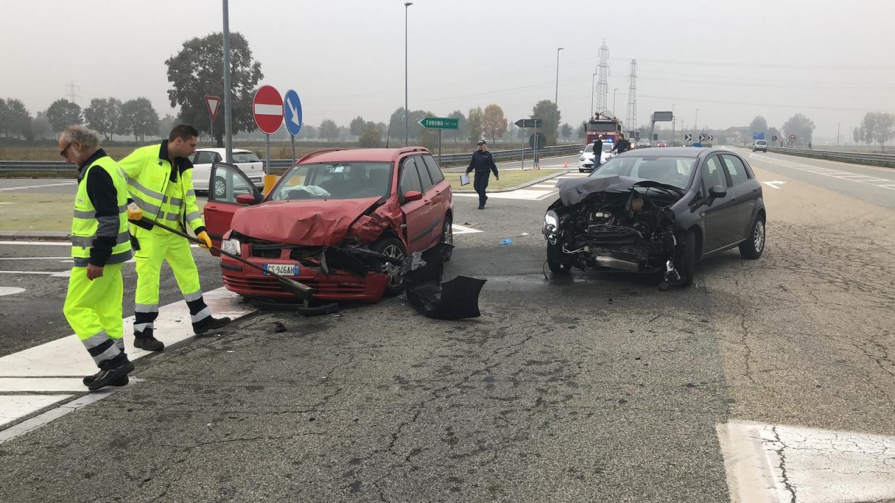 Incidente a Chivasso Ovest sull’A4, grave una donna