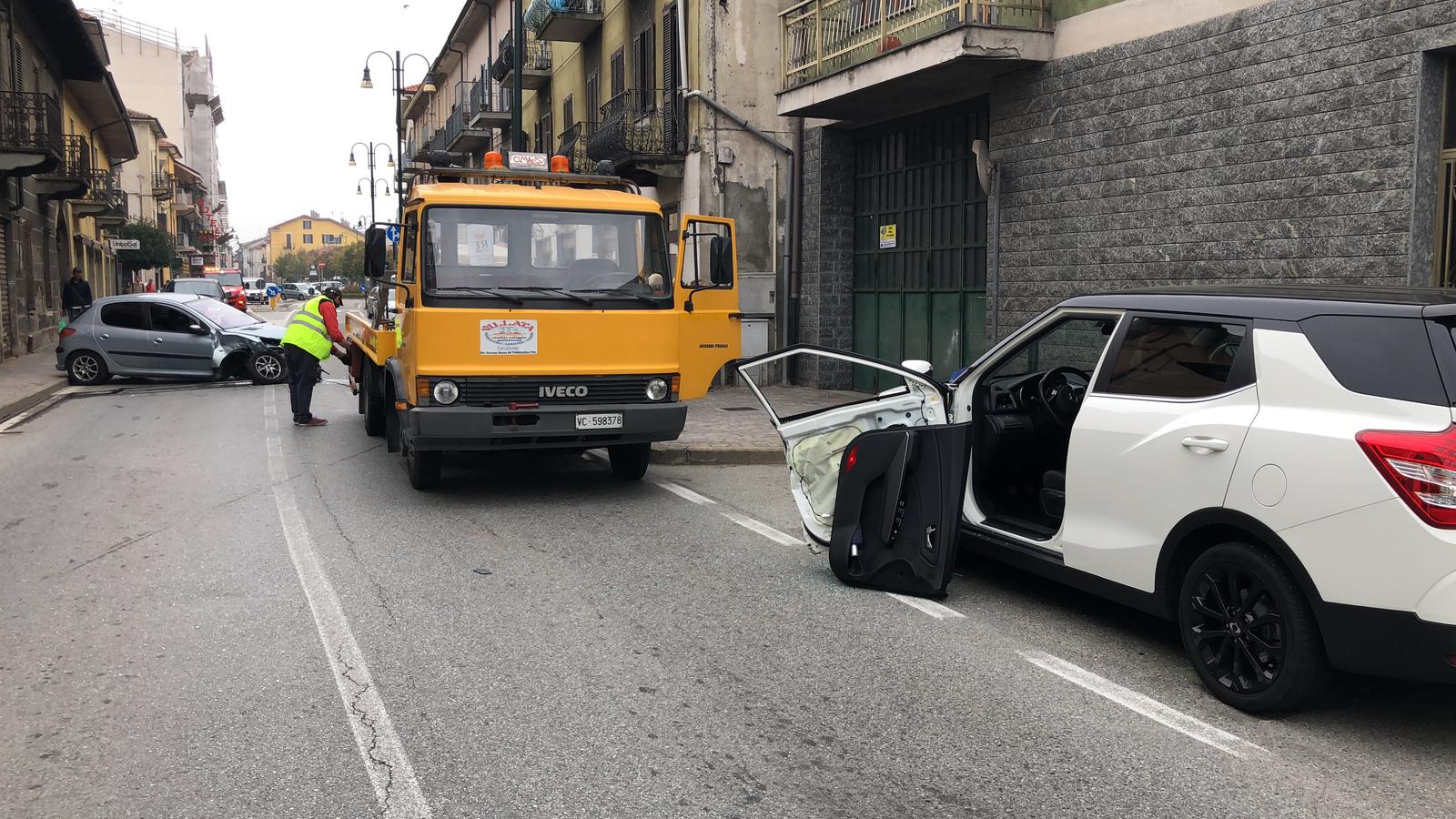 Dopo l'incidente avvenuto nel primo pomeriggio di ieri, venerdì 26 ottobre in via Torino, lo scambio di accuse in ospedale dove la ragazza alla guida della 206 è stata trasportata.