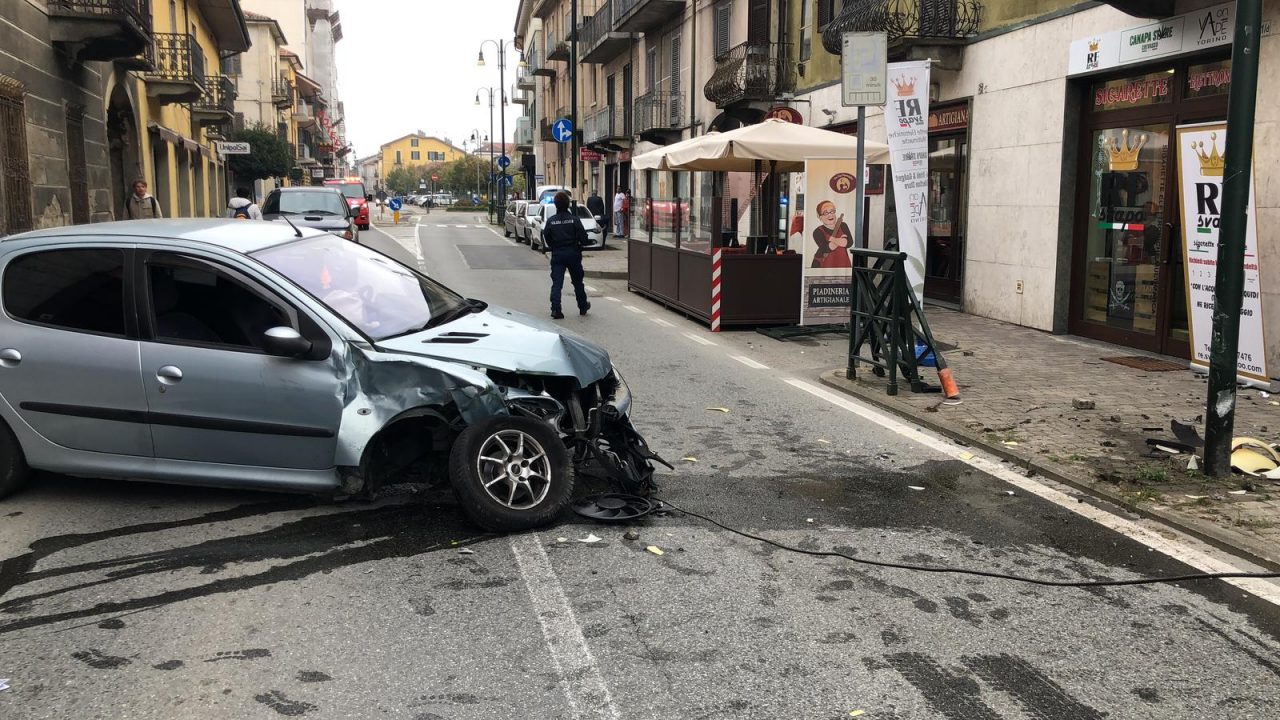 Auto contro portiera aperta, via Torino bloccata LE FOTO