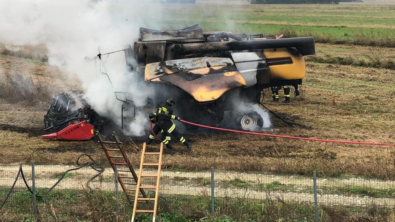 Mietitrebbia a fuoco in mezzo ad un campo FOTO e VIDEO