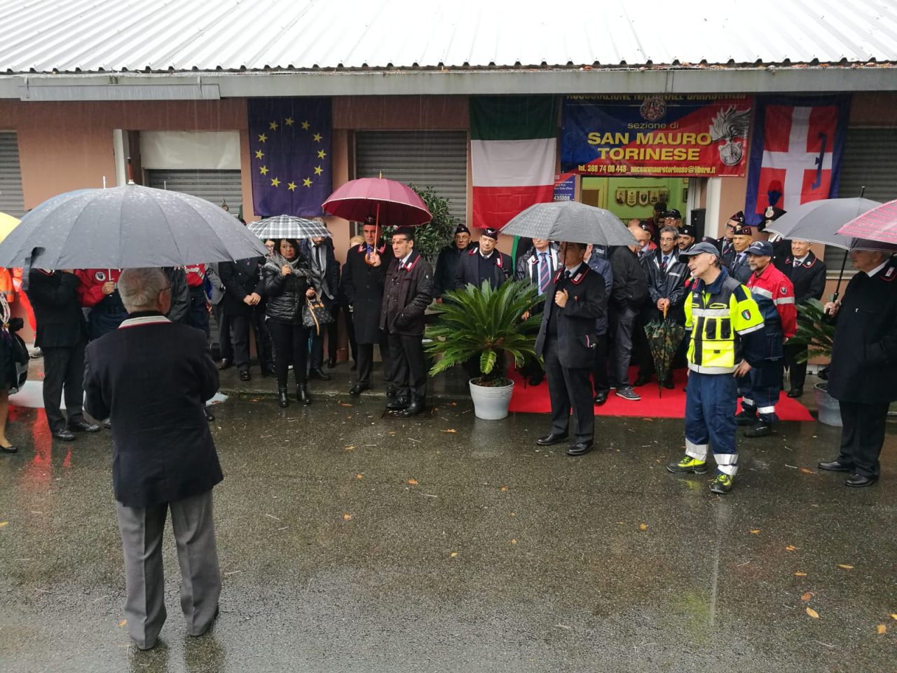 La pioggia non ferma la festa dell’associazione Carabinieri