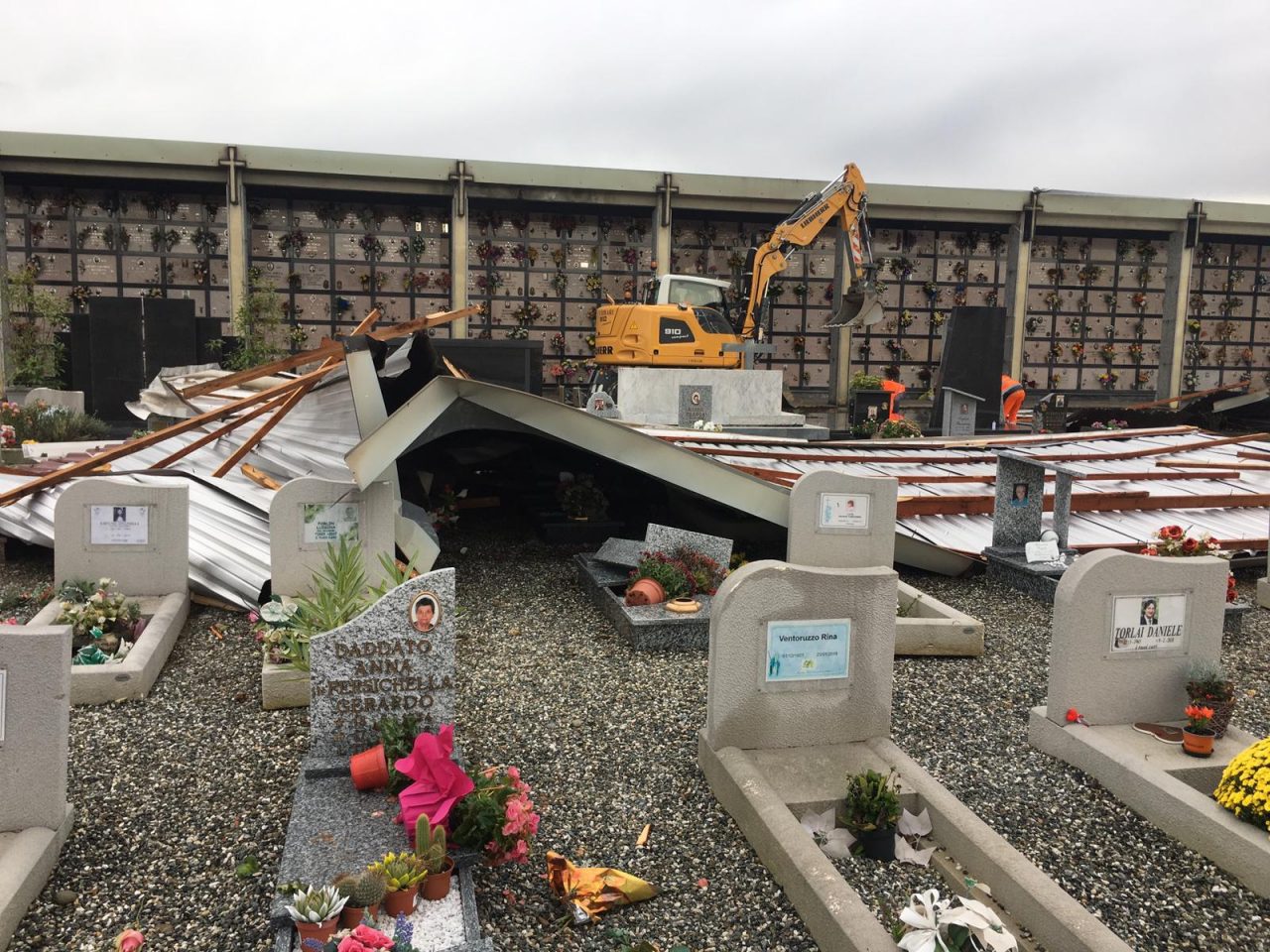 Crolla copertura del cimitero, diverse le tombe distrutte
