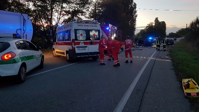 Auto contro camioncino dei rifiuti, un morto ECCO CHI E’