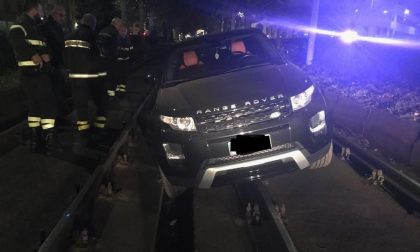 Auto blocca le linee del tram, caccia all'autista