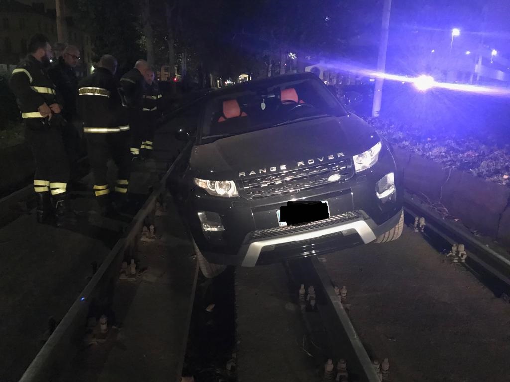 Viaggiava in contromano si blocca sui binari del tram, linee in tilt