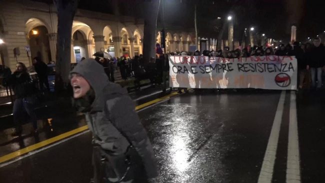 Protestò contro la Polizia, confermato il licenziamento dell’insegnante