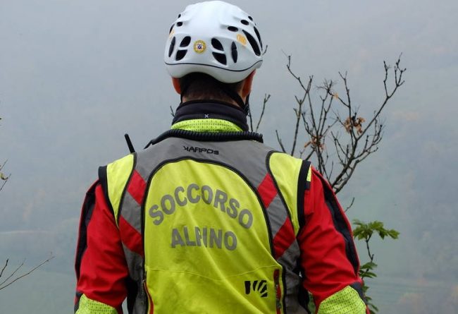 Escursionista bloccato in maglietta e pantaloncini