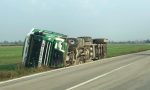 Tir si ribalta e finisce fuori strada sulla SS 26 a Caluso