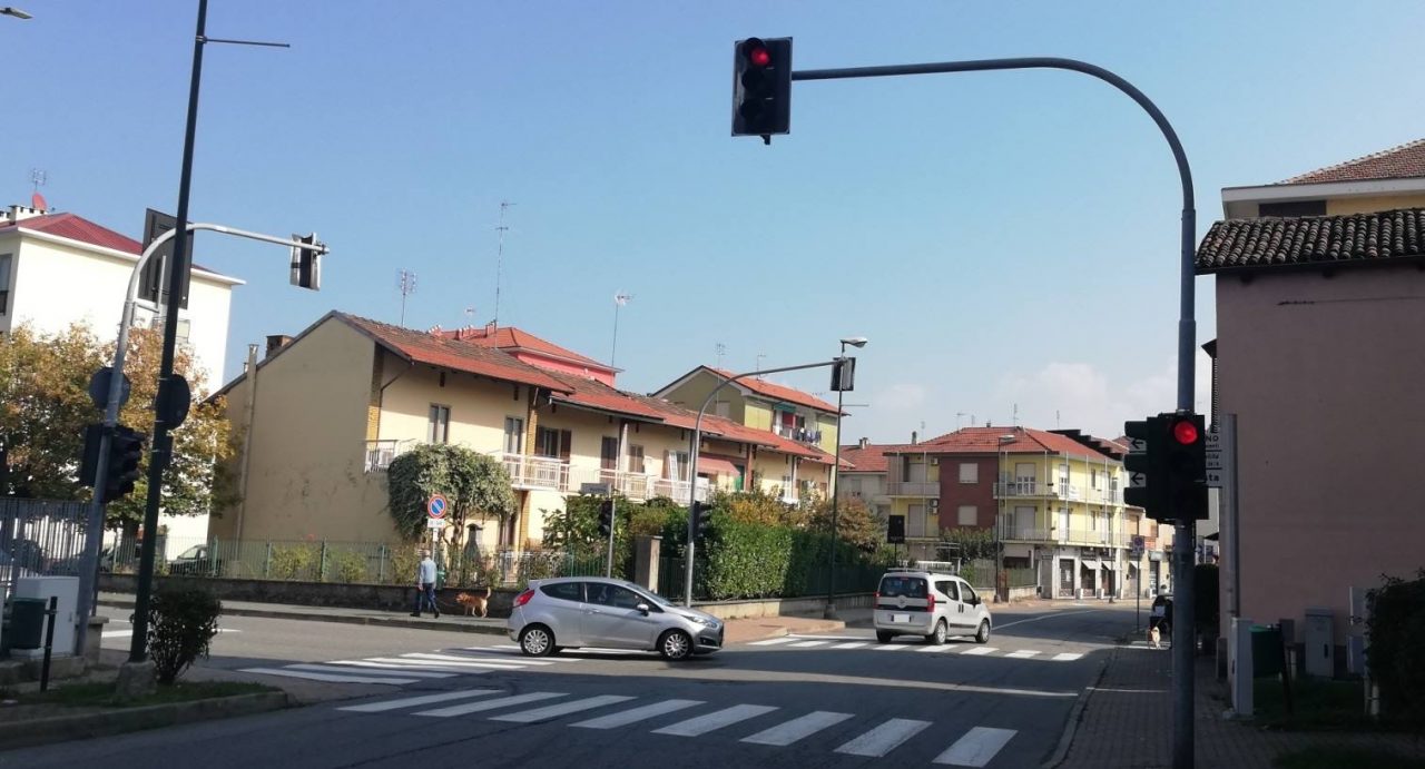 Semaforo pericoloso, l’intervento dei tecnici in via Leinì