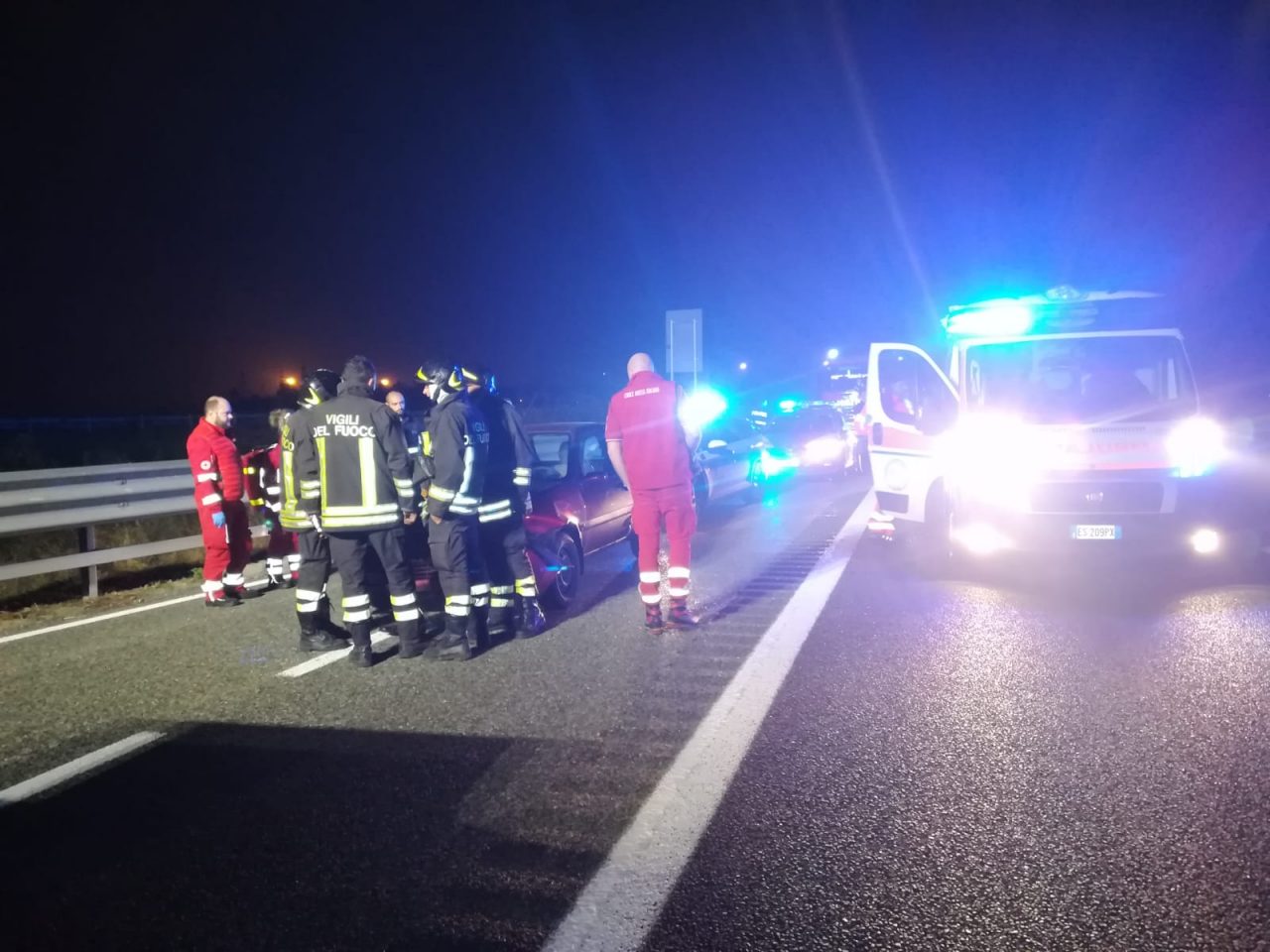 Finisce in autostrada per scappare dallo stalker