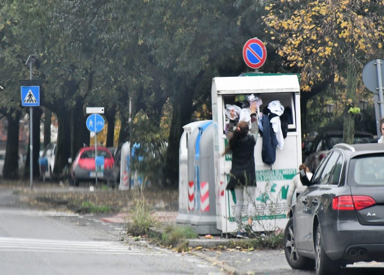 Cassonetti di abiti usati assaltati dai rom, le proteste dei residenti
