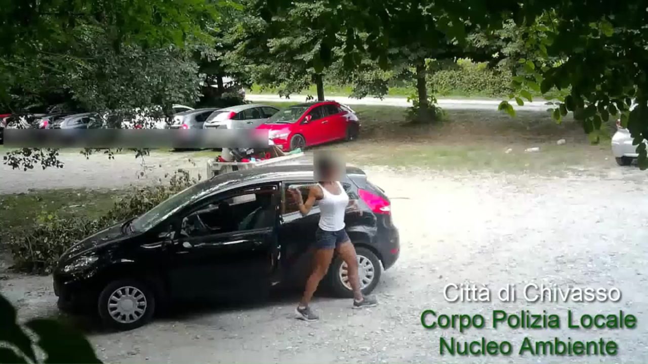 Rifiuti abbandonati, beccati otto furbetti