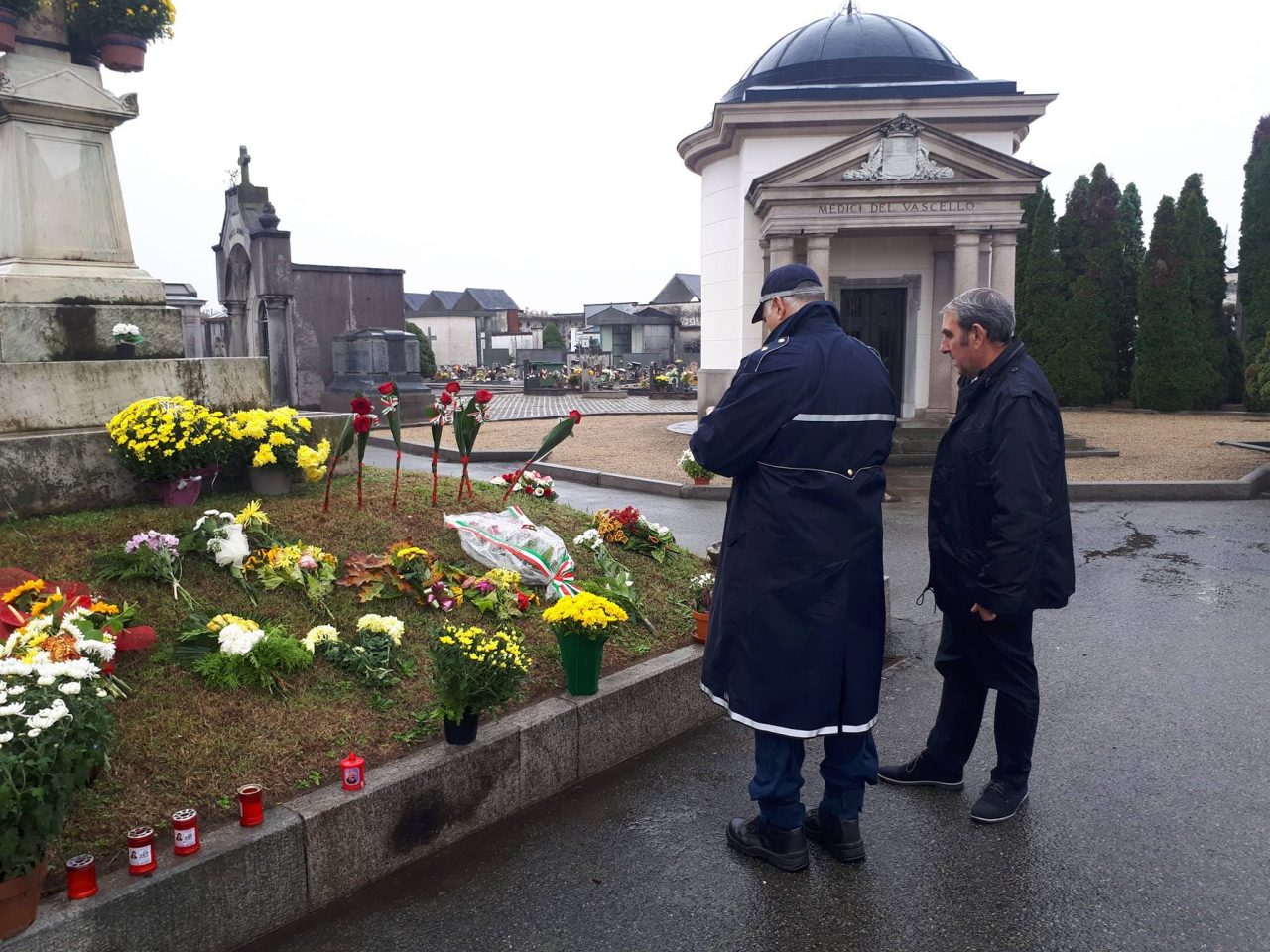 Sindaco al cimitero per togliere i fiori di CasaPound