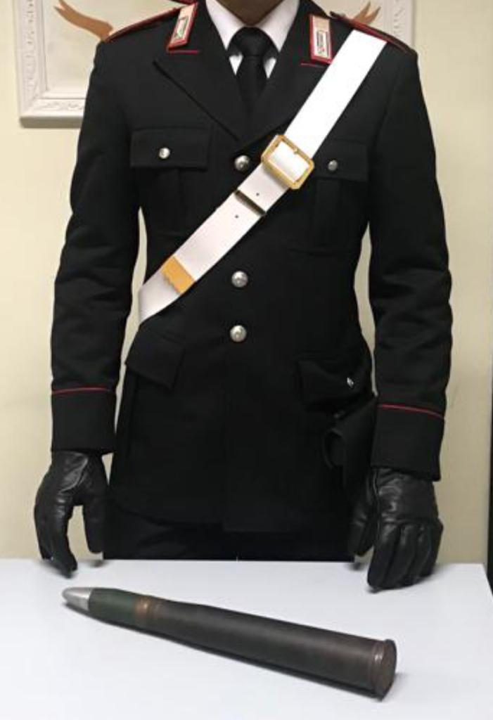 Proiettile da guerra venduto on line, all’appuntamento si presentano i carabinieri