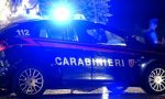 Aggredita e rapinata in negozio, i carabinieri arrestano una donna: due ricercati