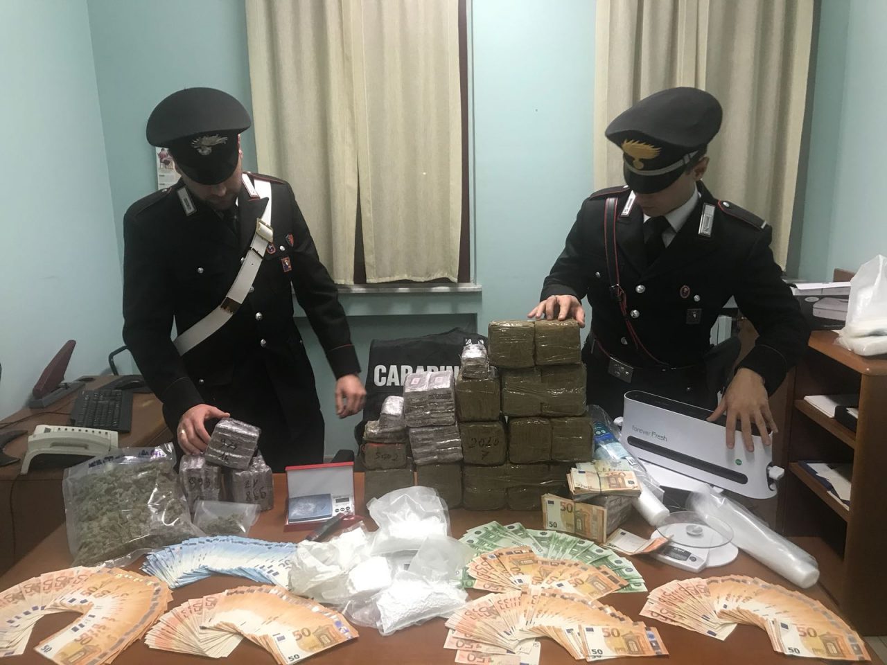 Sequestrati 27 chili tra cocaina e hashish
