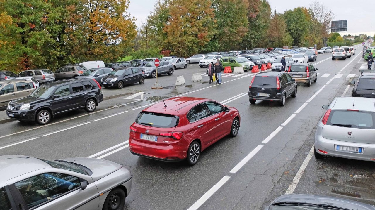 Festa di Ognissanti, traffico al cimitero di Settimo FOTO