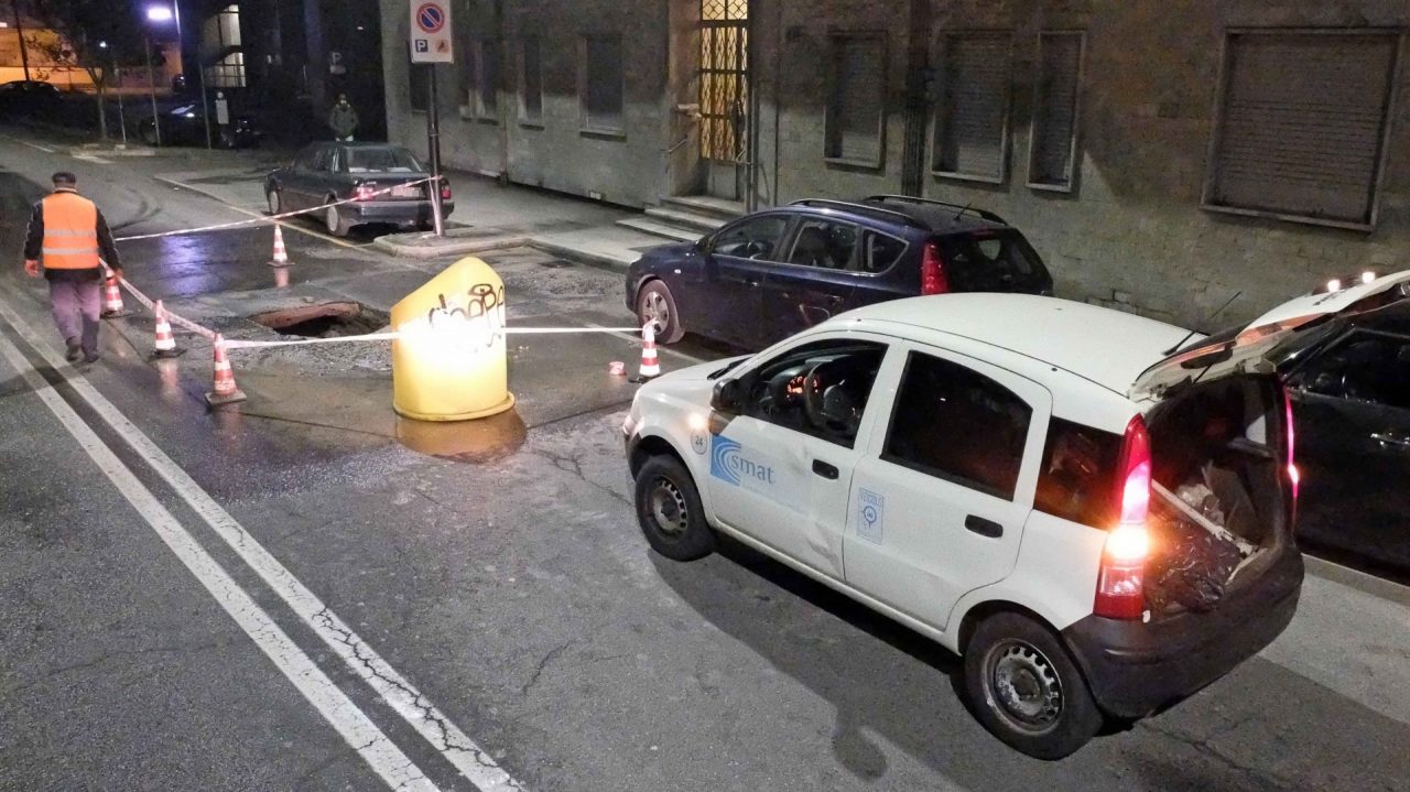 Voragine in strada per la tubatura rotta, famiglie senza acqua