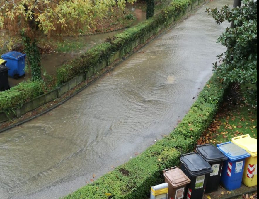 Continua a piovere in città, la via dell’Ina Case diventa un fiume LE FOTO