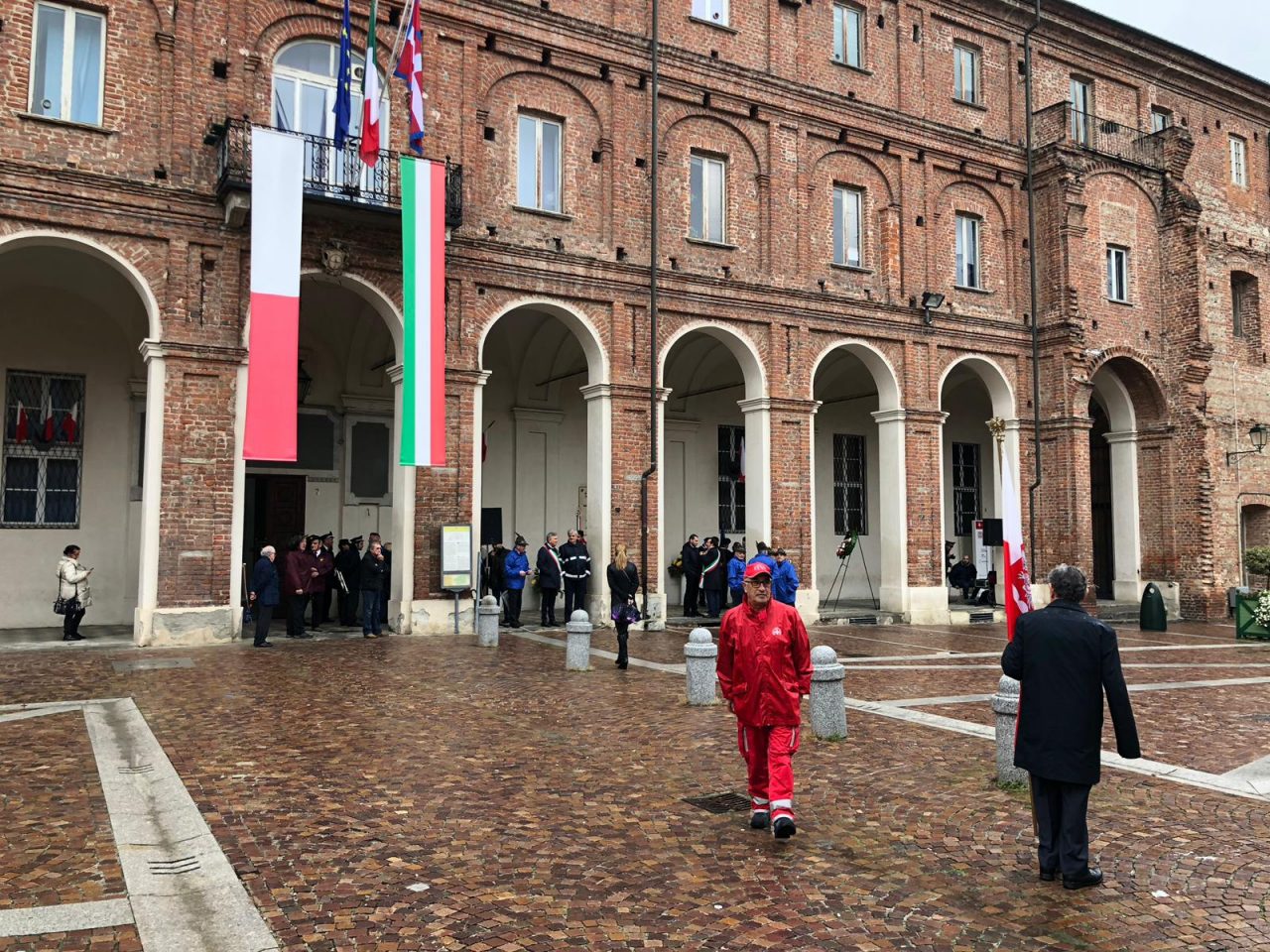 Via lo striscione “Verità per Regeni” dalla facciata del Comune