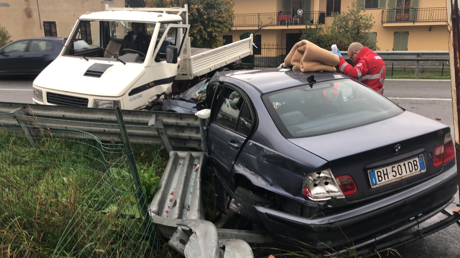 Incidente subito dopo il ponte Baley di Verolengo. Nello scontro coinvolto un furgone e un'auto Bmw. Sul posto 118, carabinieri e vigili del fuoco. 