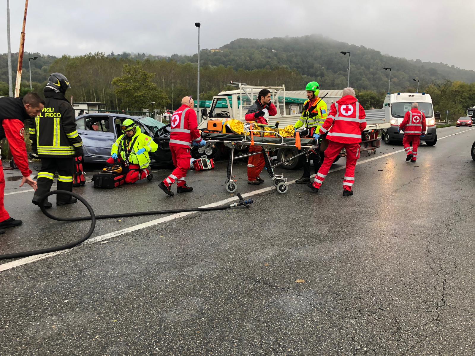 Grave incidente lungo la 590 a San Sebastiano da Po questa mattina, lunedì 5 novembre. Il furgone e l'auto viaggiavano in direzione di Chivasso.