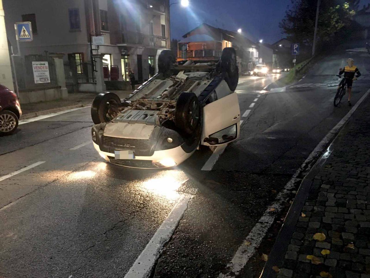Si ribalta con l’auto in centro, traffico in tilt