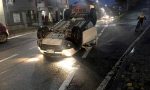 Si ribalta con l'auto in centro, traffico in tilt