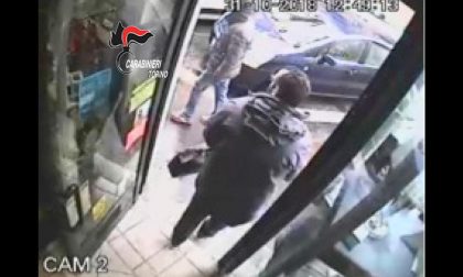 Rapinatore "gentiluomo" allo sportello della banca con un coltello, arrestato