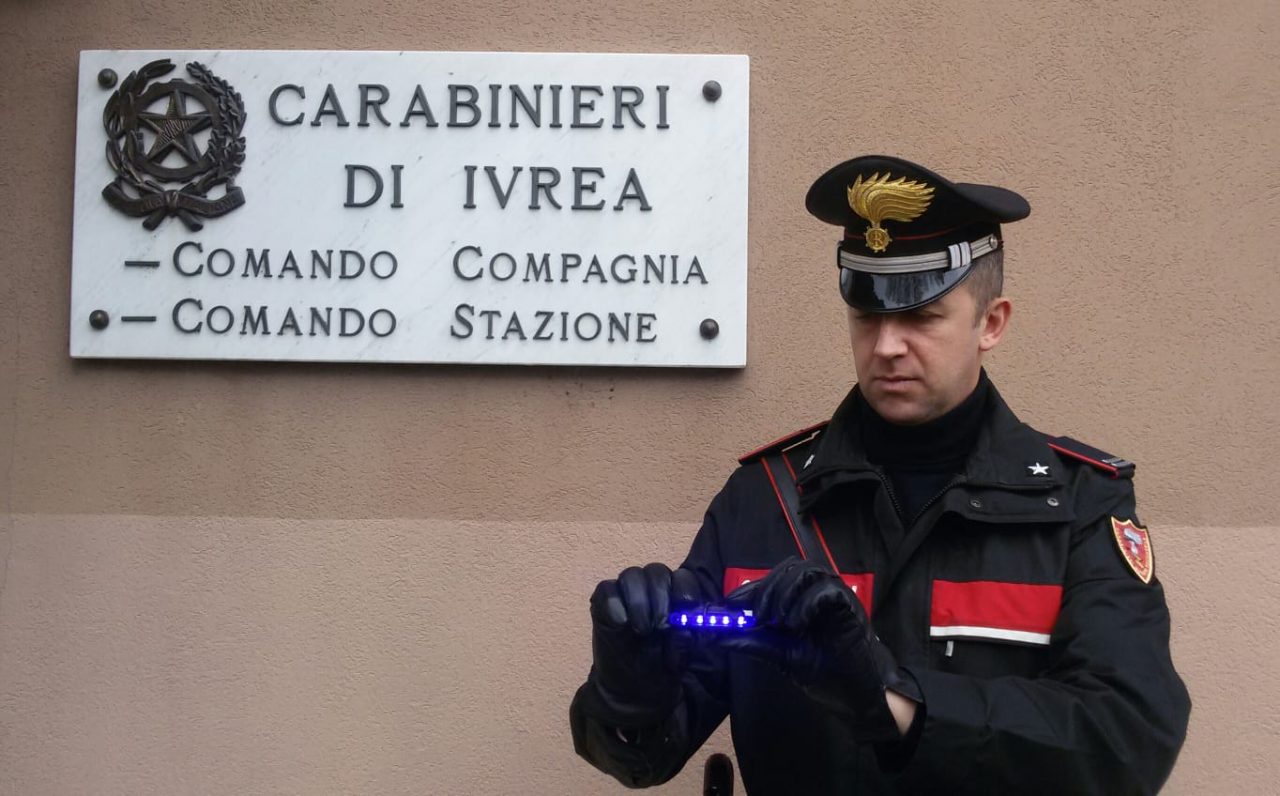 Circola con il lampeggiante blu sull’auto: giovane denunciato
