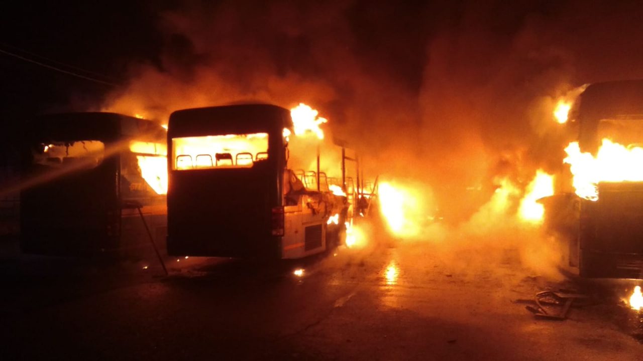 Fiamme distruggono 7 bus Gtt parcheggiati in stazione | FOTO e VIDEO