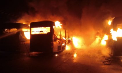 Fiamme distruggono 7 bus Gtt parcheggiati in stazione | FOTO e VIDEO