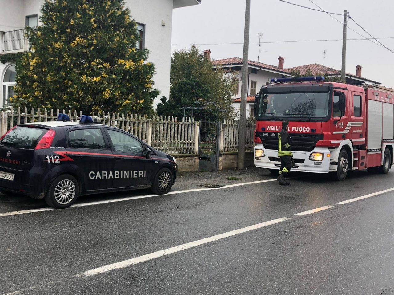 Trova “una bomba” nel muro, intervengono i vigili del fuoco