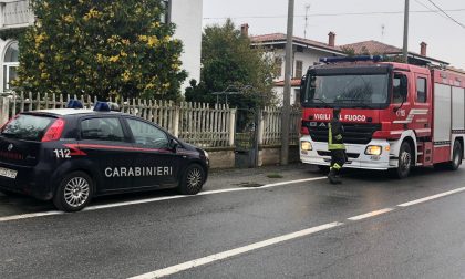 Trova "una bomba" nel muro, intervengono i vigili del fuoco