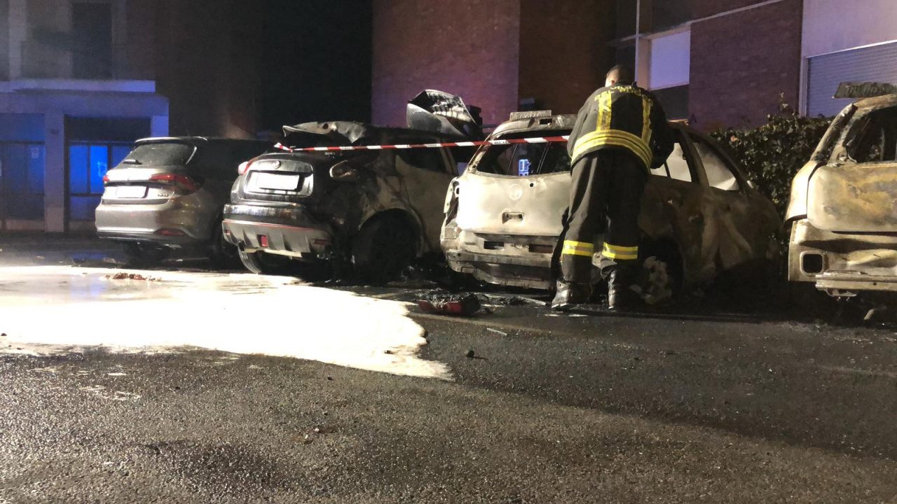 In fiamme il furgone del presidente Pitzalis – foto e video