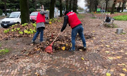 Militanti di CasaPound puliscono i marciapiedi