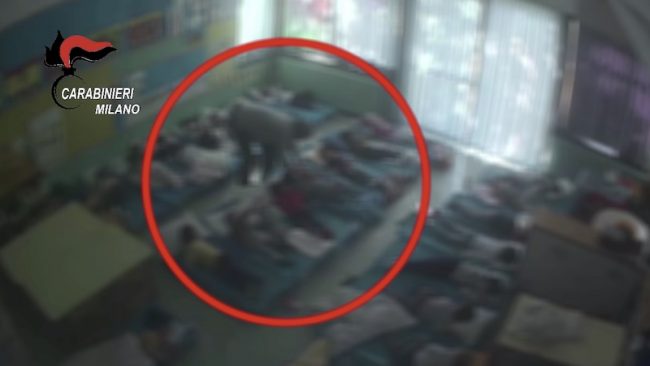 Arrestato maestro d’asilo: ha picchiato 42 bambini VIDEO