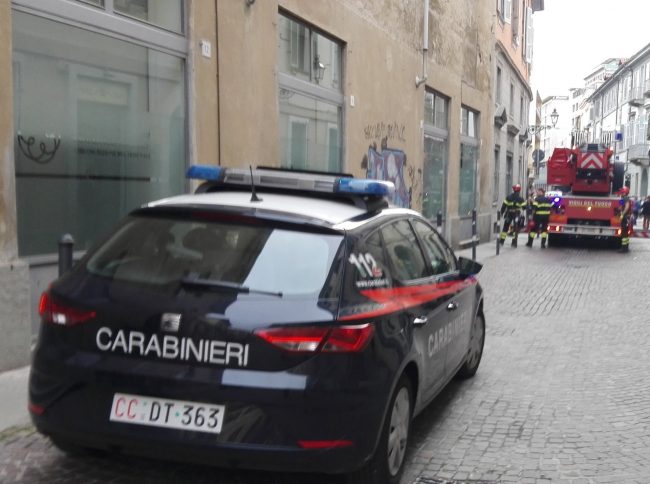 Cade dalla finestra: quarantenne in gravi condizioni
