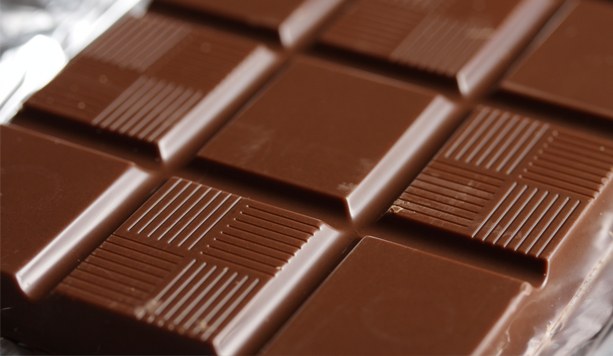 Colpisce la collega con un kg di cioccolato