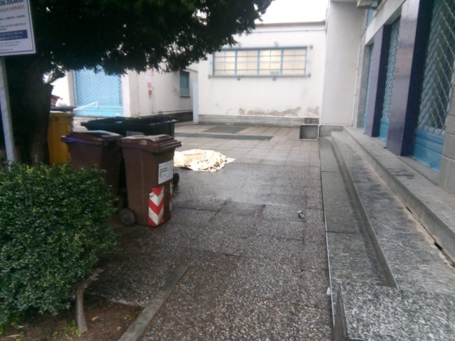 Muore cadendo dal sesto piano