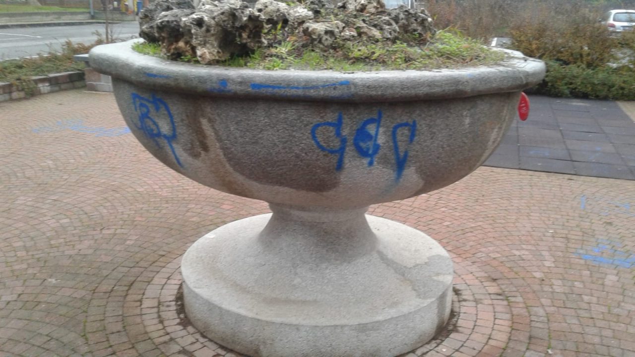Piazza riempita di scritte a San Raffaele, la rabbia del sindaco LE FOTO