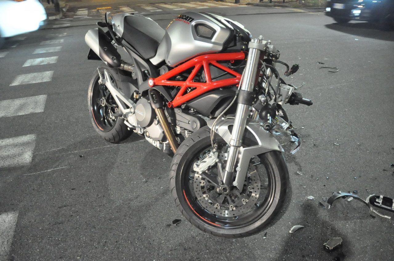 Auto contro moto, grave centauro LE FOTO