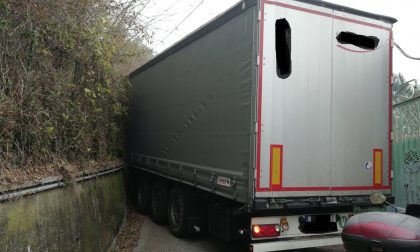 Tir bloccato, strada completamente chiusa