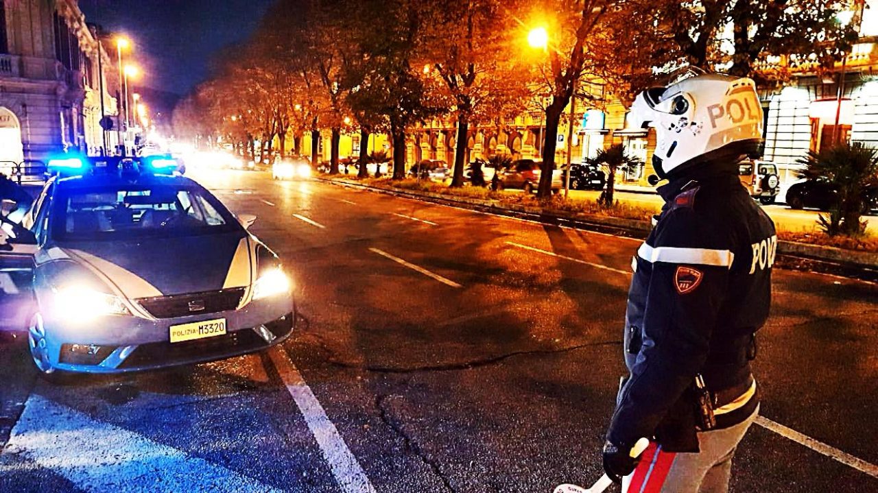 Minaccia e picchia la moglie, arrestato marito violento