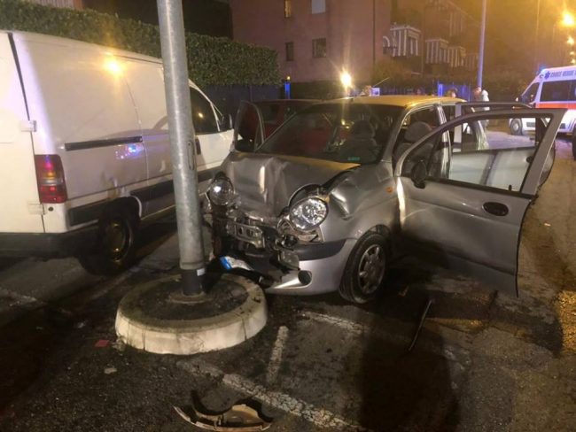 Perde il controllo dell’auto e si schianta contro un palo
