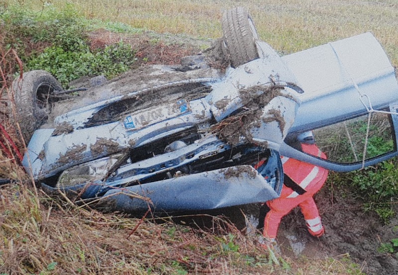 Distrugge l’auto e se la cava con contusioni
