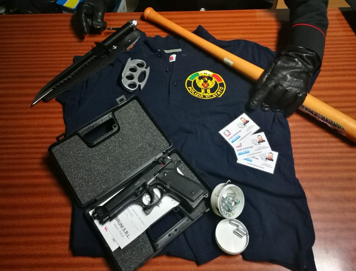 Al colloquio di lavoro con la pistola